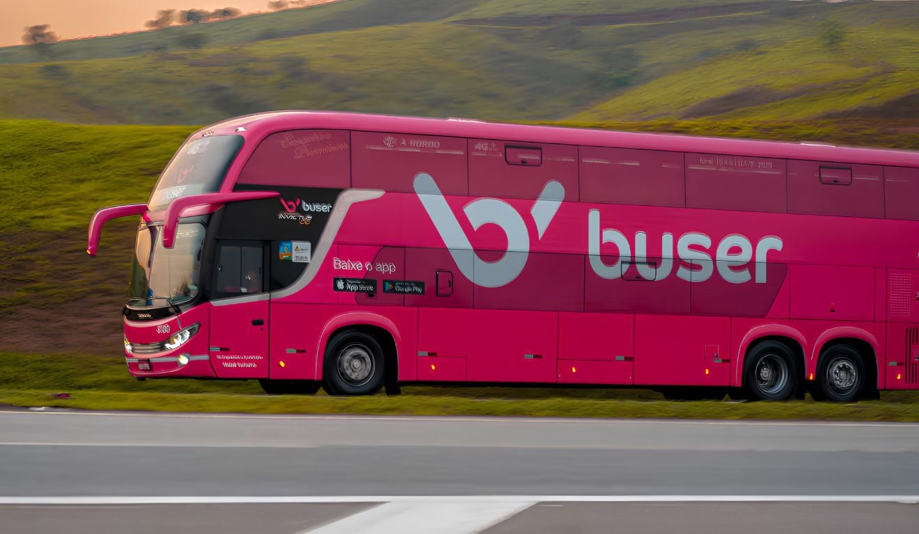Ônibus da Buser na estrada